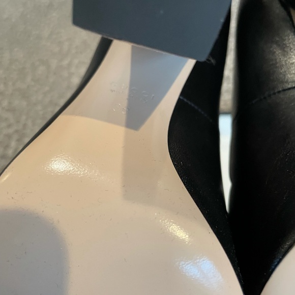 Gucci Black Scalloped Leather Willow Pearl Embellished Heel Pumps - Picture 6 of 10